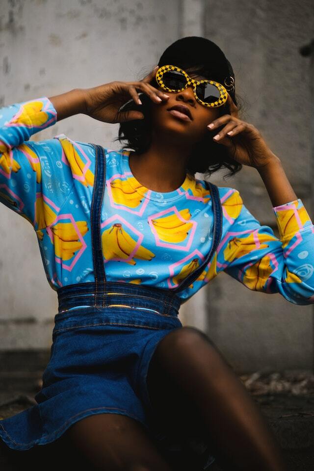 Banana Print Shirt mit gelber Brille