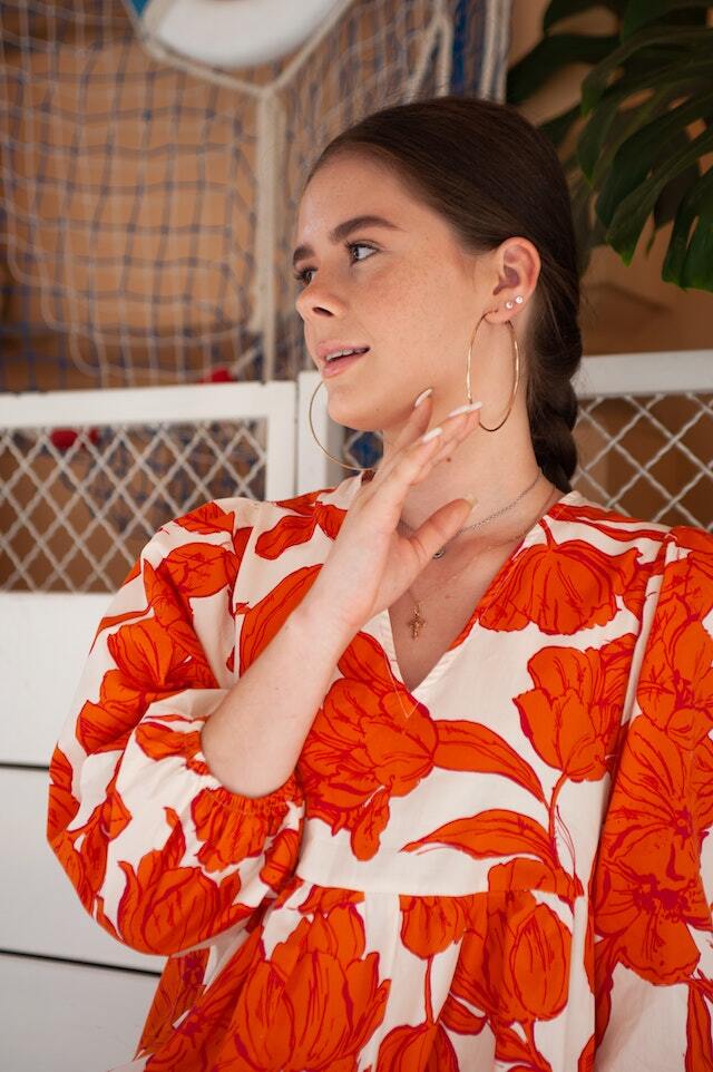 Weiß rotes Blumenmuster Kleid