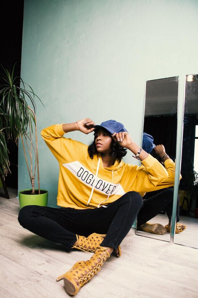 Sportliches Outfit, Hoodie in Gelb