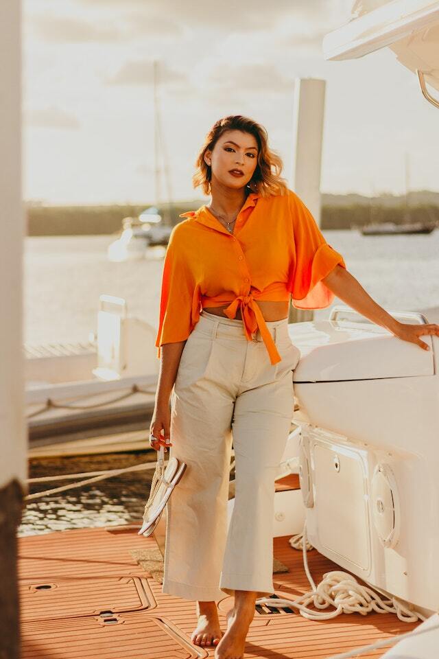 orange bluse, beige und orange sommer outfit