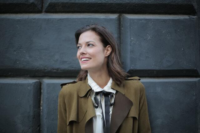trenchcoat und klassischer schluppenbluse
