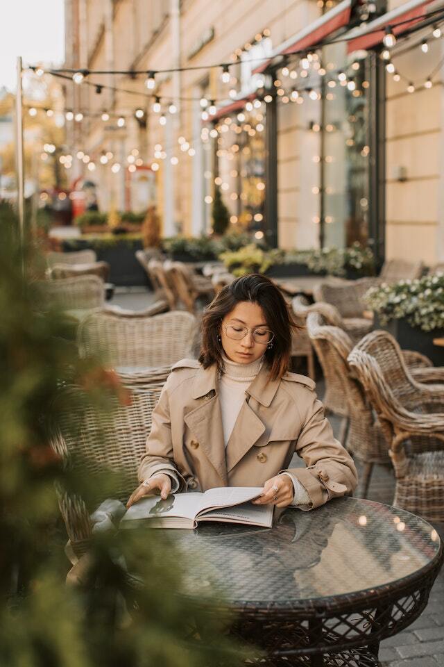 beige trenchcoat in herbst