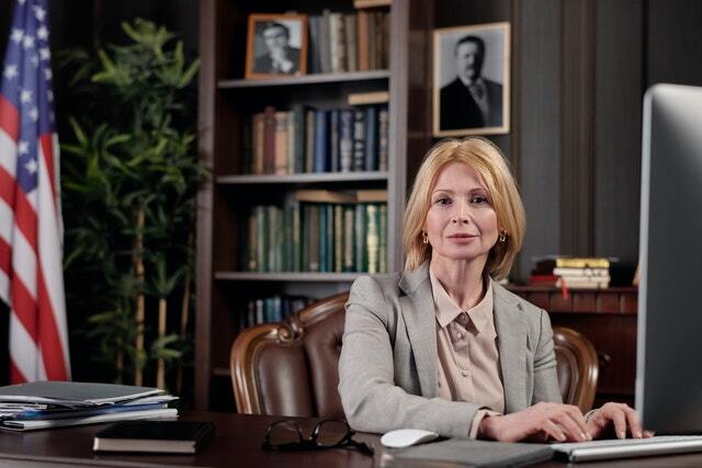 Hera Achetyp Business Frau in hellem outfit