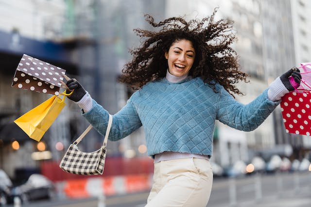 happy einkaufen, bunte tüten, blau weisse outfit