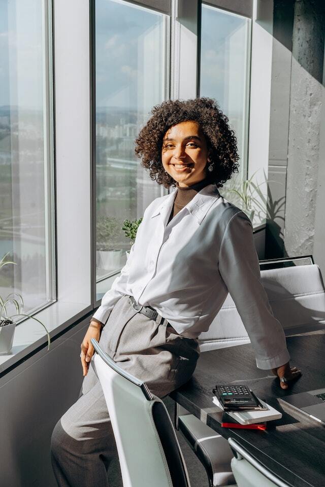 monochrom, grau, weiß business outfit