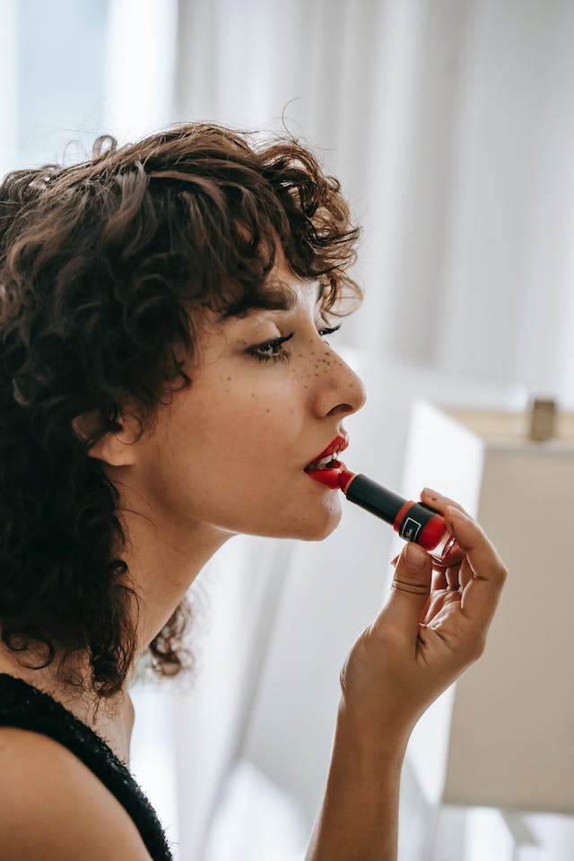 Make-up Style Frau mit rote Lippenstift, Deep Autumn