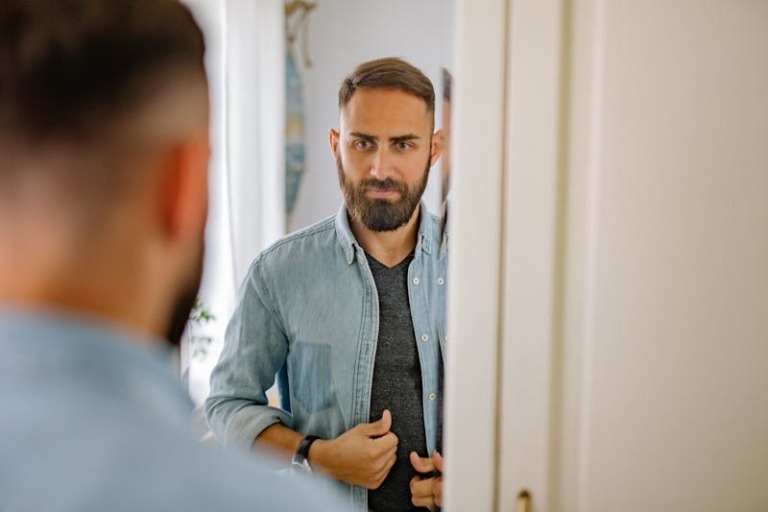 farbpsychologie männer styling blaues hemd